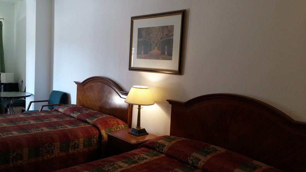 Country Regency Inn & Suites Manvel Eksteriør bilde