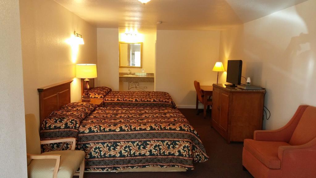 Country Regency Inn & Suites Manvel Rom bilde
