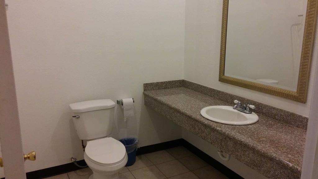 Country Regency Inn & Suites Manvel Rom bilde