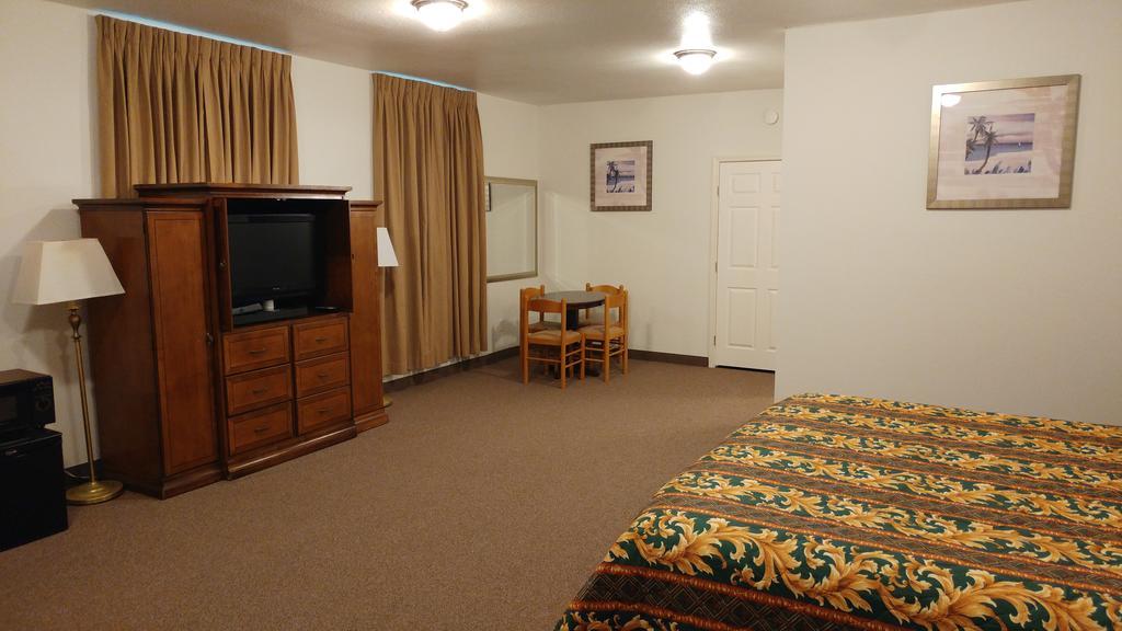 Country Regency Inn & Suites Manvel Eksteriør bilde
