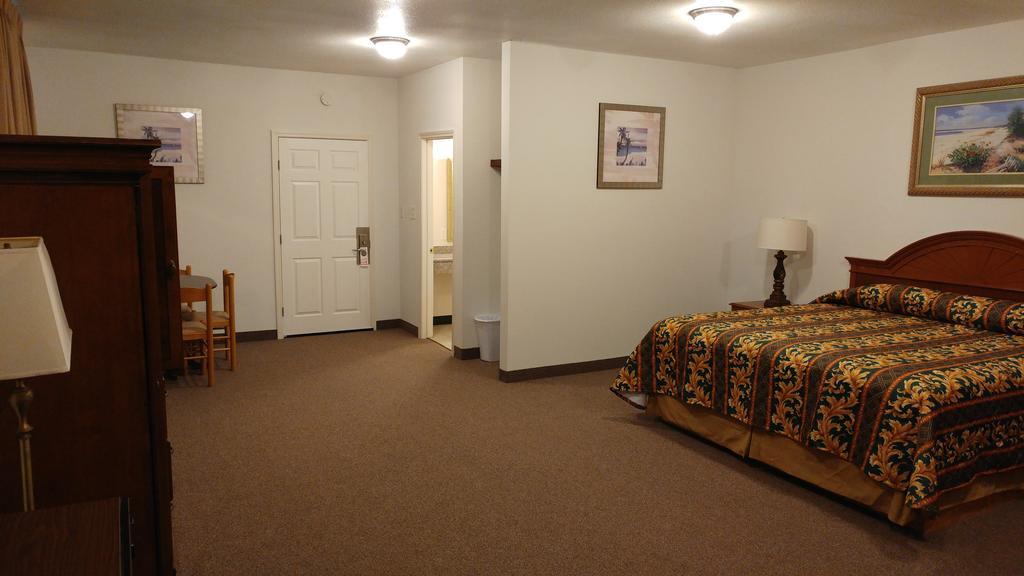 Country Regency Inn & Suites Manvel Eksteriør bilde