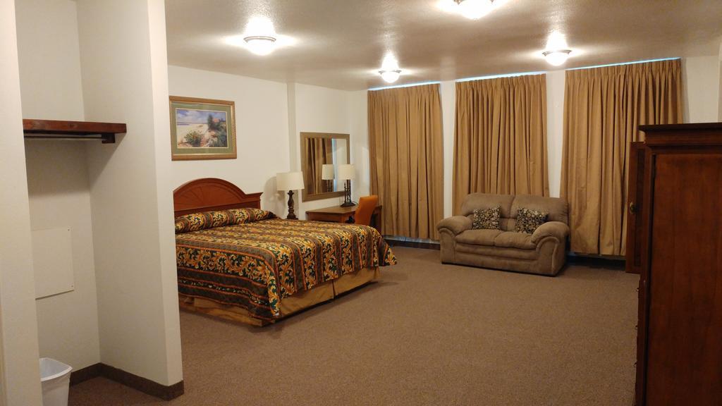 Country Regency Inn & Suites Manvel Eksteriør bilde