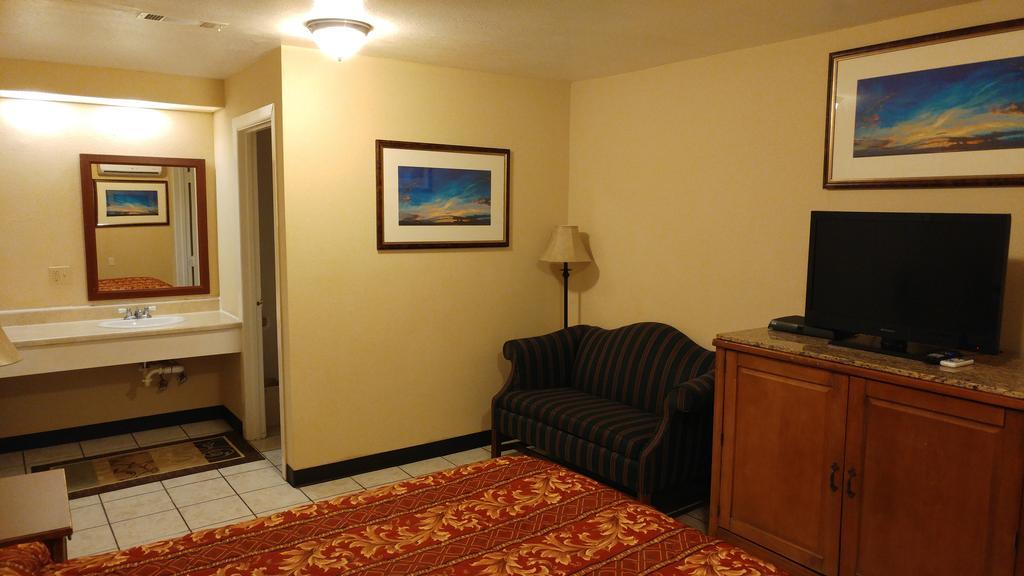 Country Regency Inn & Suites Manvel Eksteriør bilde