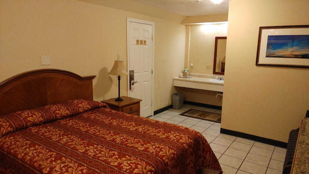 Country Regency Inn & Suites Manvel Eksteriør bilde