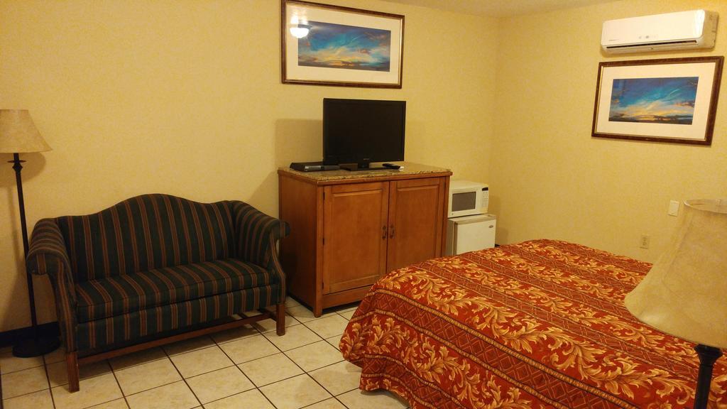 Country Regency Inn & Suites Manvel Eksteriør bilde