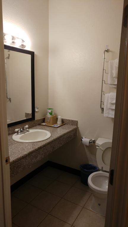 Country Regency Inn & Suites Manvel Eksteriør bilde