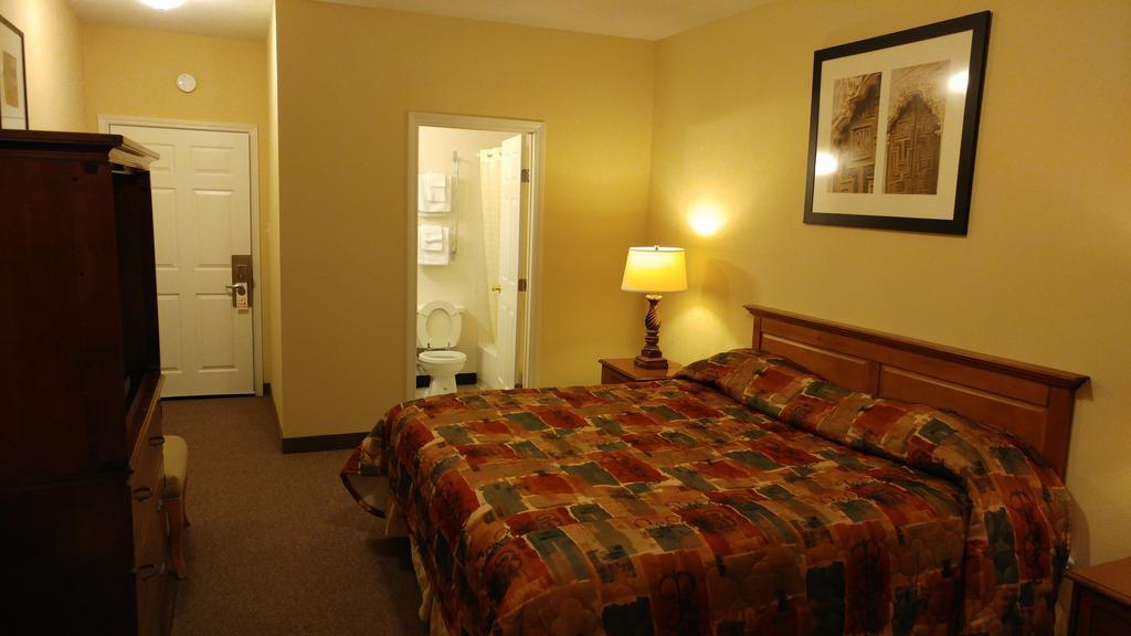 Country Regency Inn & Suites Manvel Eksteriør bilde