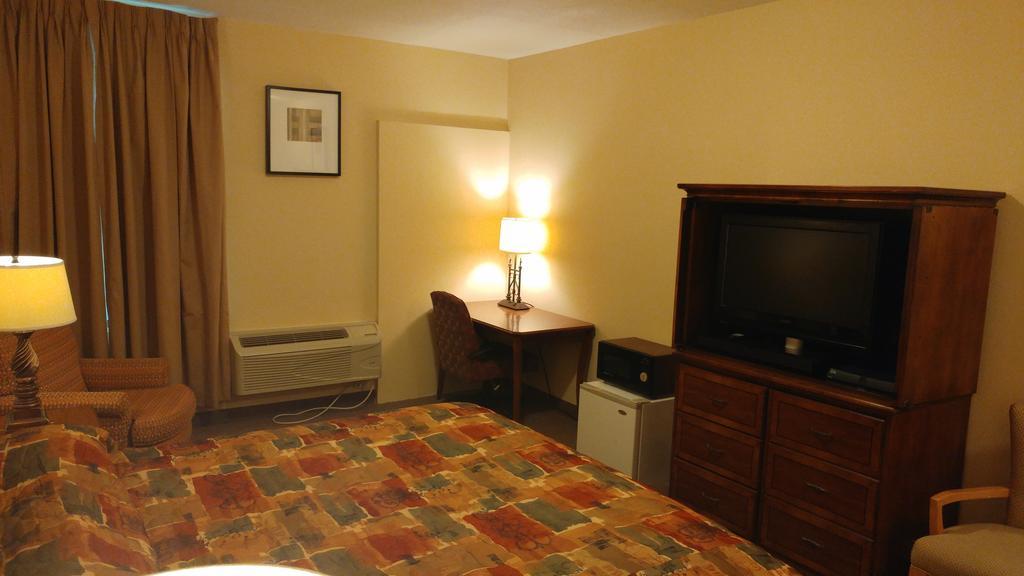 Country Regency Inn & Suites Manvel Eksteriør bilde