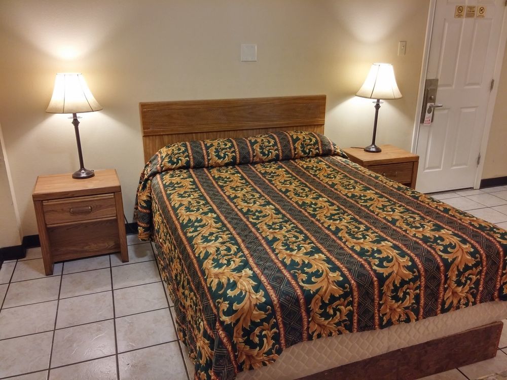 Country Regency Inn & Suites Manvel Eksteriør bilde