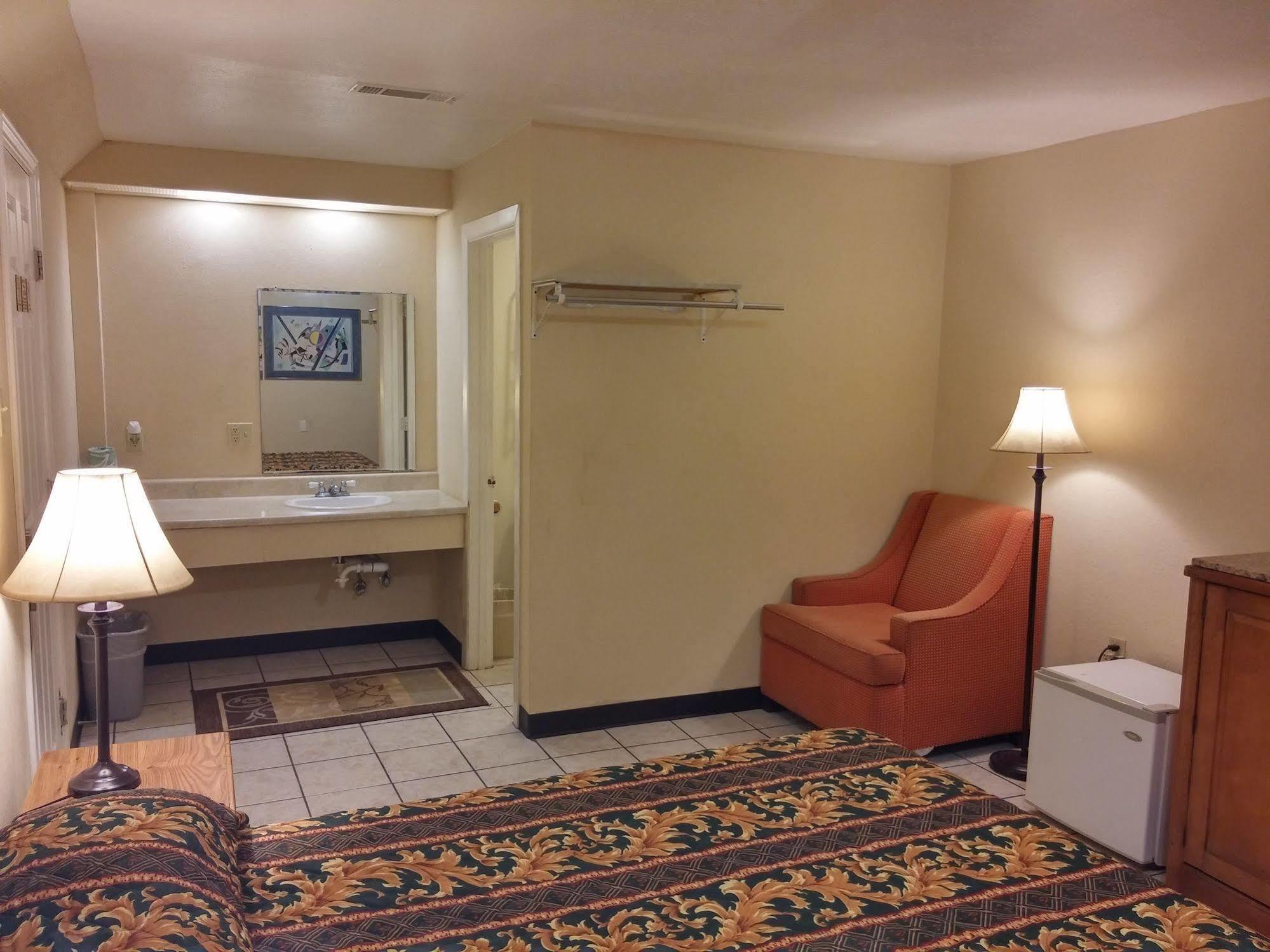 Country Regency Inn & Suites Manvel Eksteriør bilde