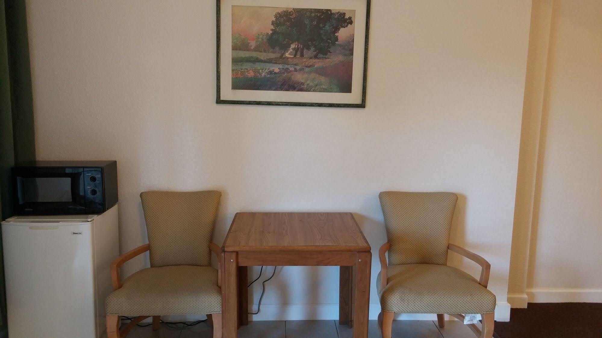 Country Regency Inn & Suites Manvel Eksteriør bilde