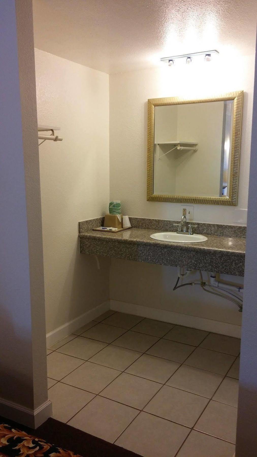 Country Regency Inn & Suites Manvel Eksteriør bilde