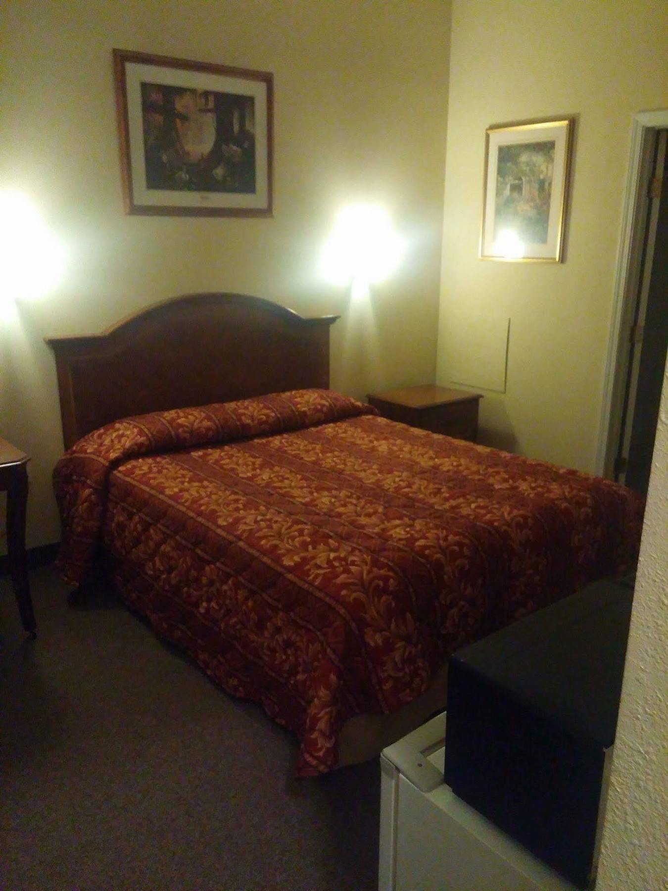 Country Regency Inn & Suites Manvel Eksteriør bilde