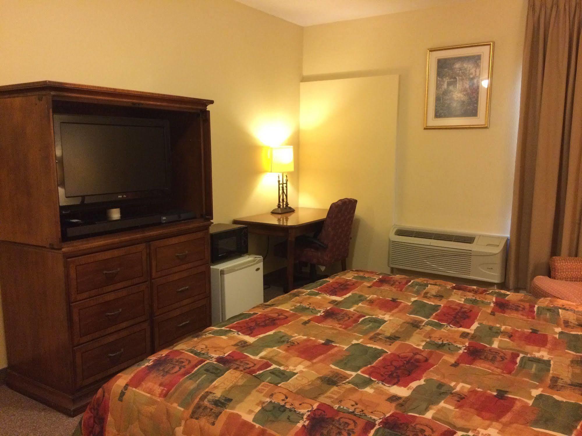 Country Regency Inn & Suites Manvel Eksteriør bilde