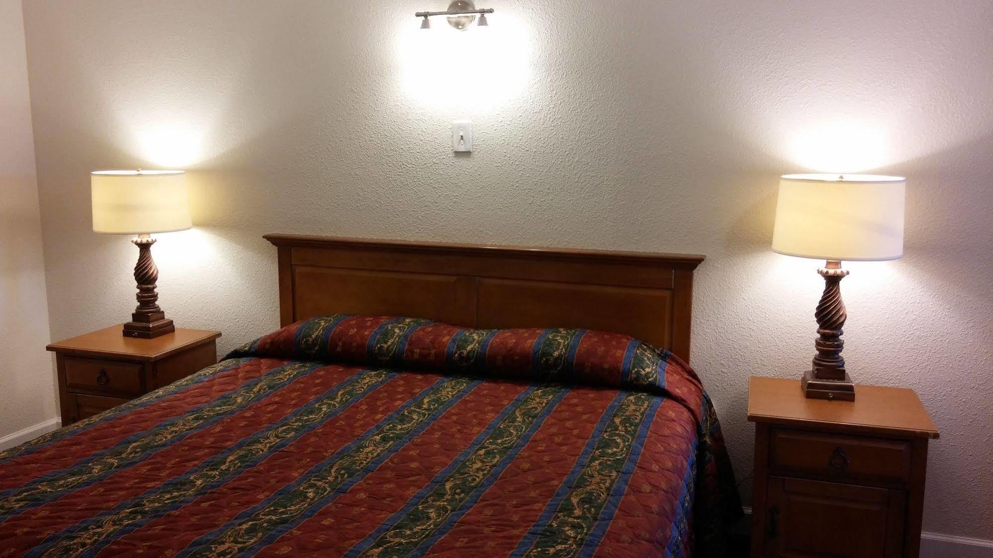 Country Regency Inn & Suites Manvel Eksteriør bilde