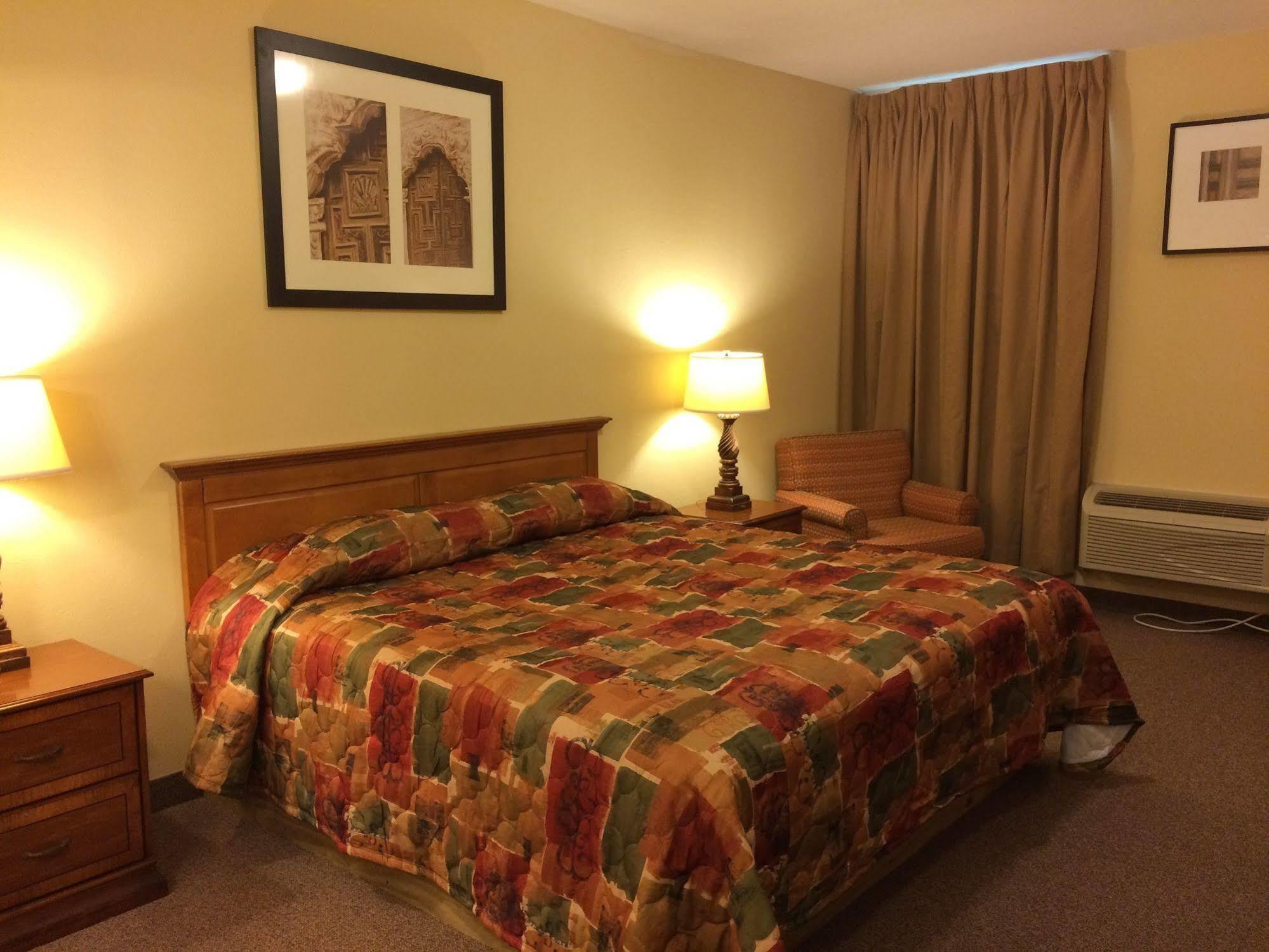 Country Regency Inn & Suites Manvel Eksteriør bilde