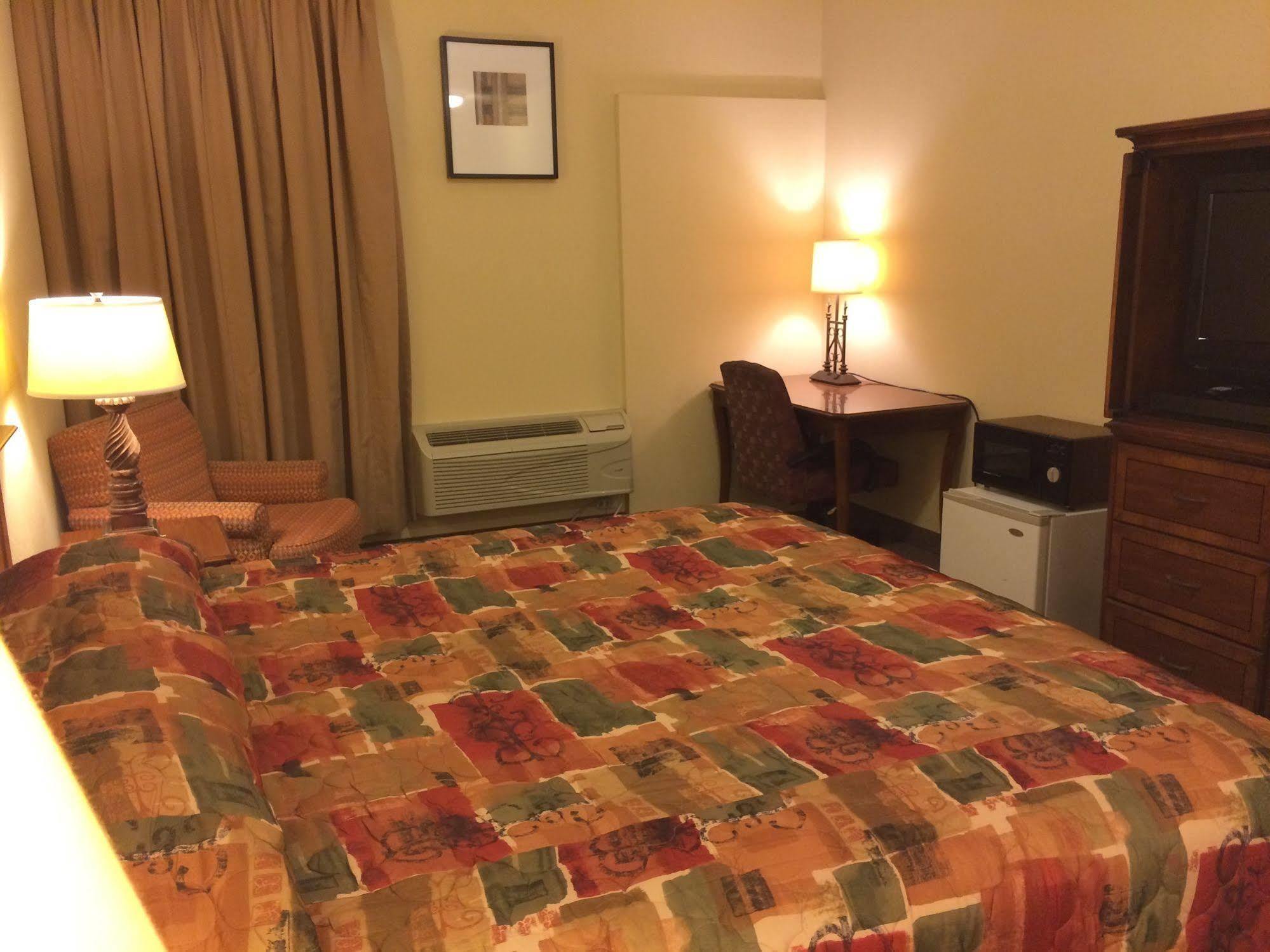 Country Regency Inn & Suites Manvel Eksteriør bilde