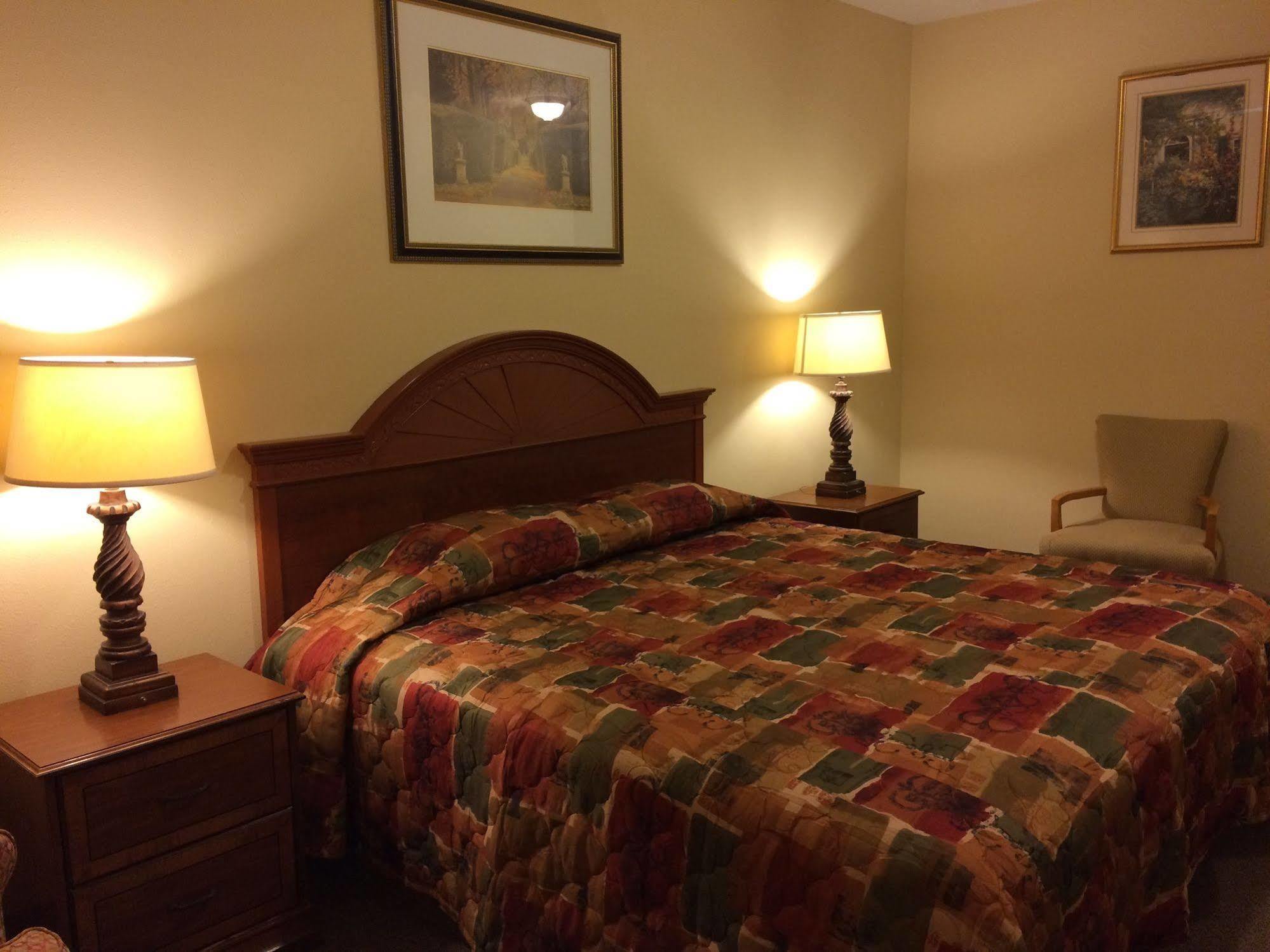 Country Regency Inn & Suites Manvel Eksteriør bilde