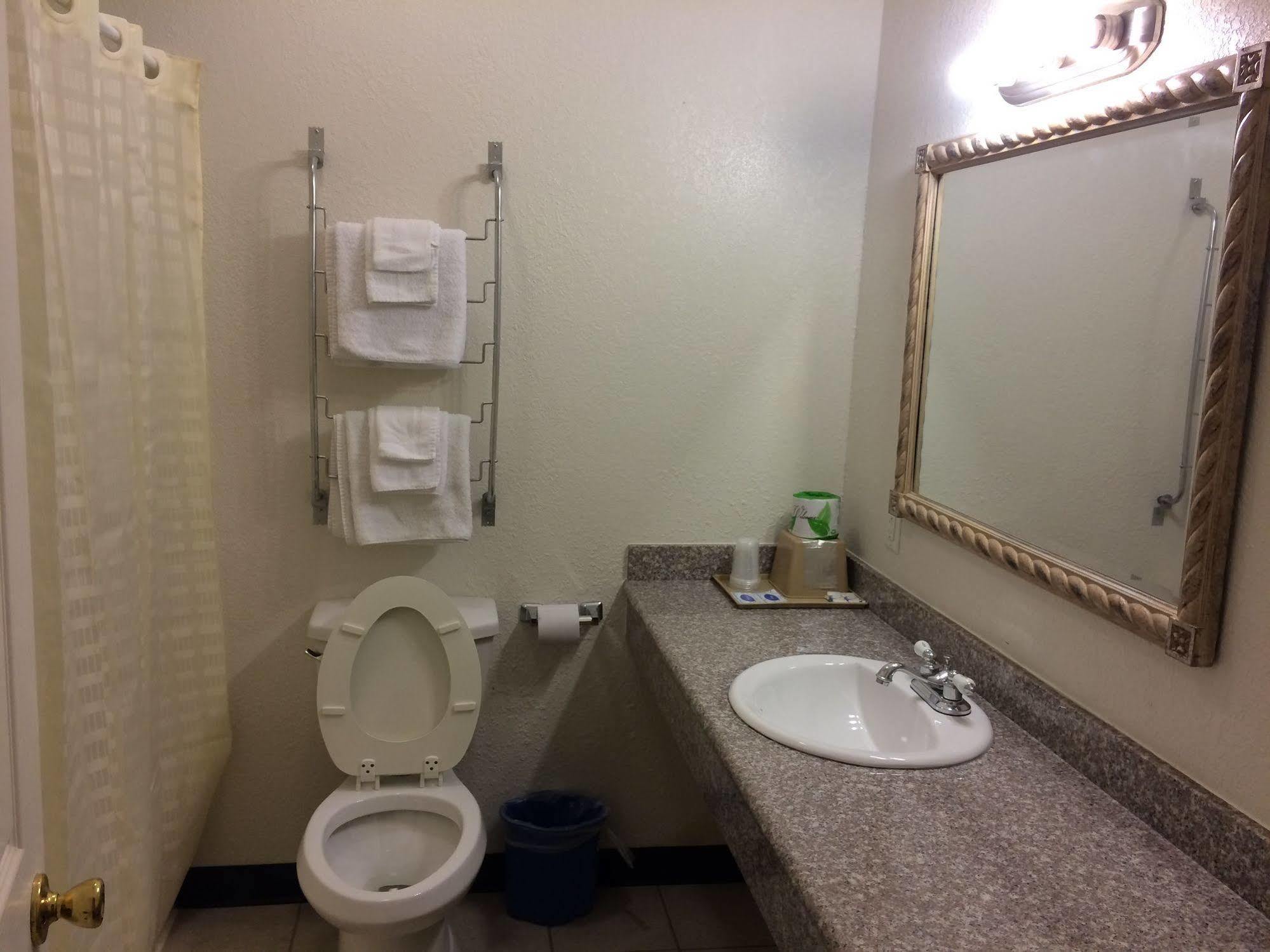 Country Regency Inn & Suites Manvel Eksteriør bilde
