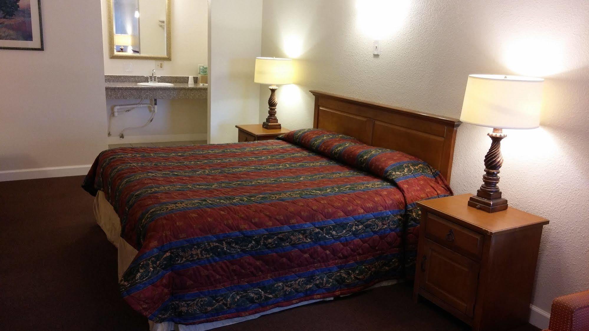 Country Regency Inn & Suites Manvel Eksteriør bilde
