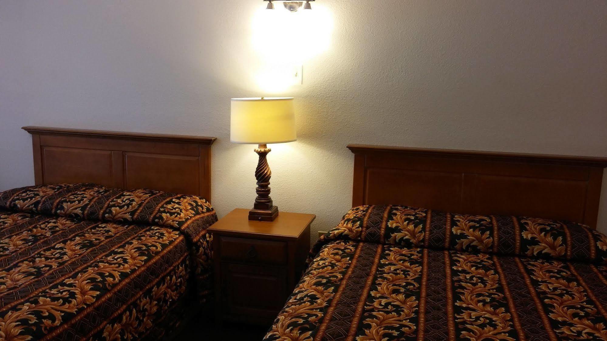 Country Regency Inn & Suites Manvel Eksteriør bilde